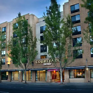 Courtyard Downtown / Convention Center Hotel